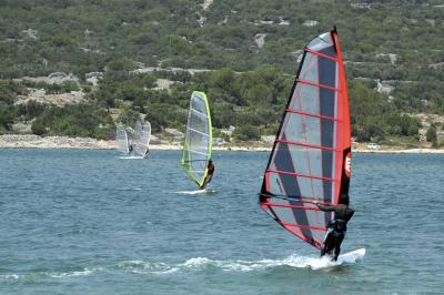 Surfen in der Adria vor der Insel Losinj in Kroatien