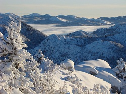 Das Bild zeigt schneebedeckte Gipfel im Velebit Gebirge in Kroatien bei Paklenica