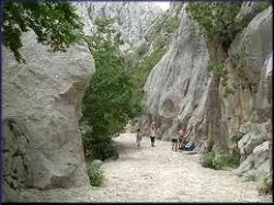 Sie sehen auf dem Bild eine Schlucht mit Wanderern im Velebit Gebirge bei Paklenica in Kroatien
