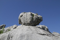 auf dem Bild ist ein großer Felsbrocken auf einem Plateau bei Paklenica in Kroatien