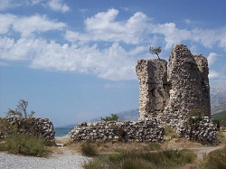 Mauerreste bei Paklenica in Kroatien