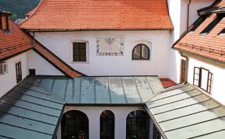 Der Hof mit der Sonnenuhr im Kloster von Krško, Slowenien