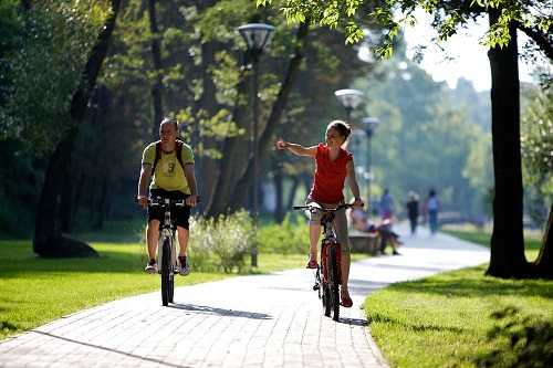 Auf dem Bild sehen Sie einen Radweg in Veszprem mit 2 Radfahrern