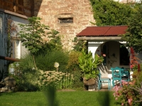 Gästegarten mit vielen Sitzplätzen