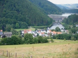 Dorfansicht mit Blick auf den Diemelsee