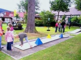 Minigolfanlage im Dorf