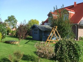 Garten, Gartenhaus mit 4 Fahrräder