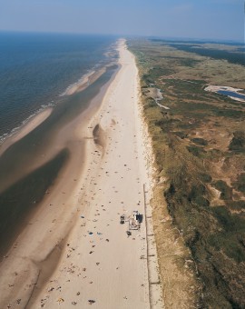 Egmond aan Zee am Meer und zwischen National Park Noord-Hollands Duinreservat.