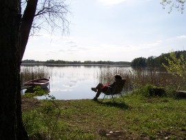 Am See sitzend den Tag ausklingen lassen