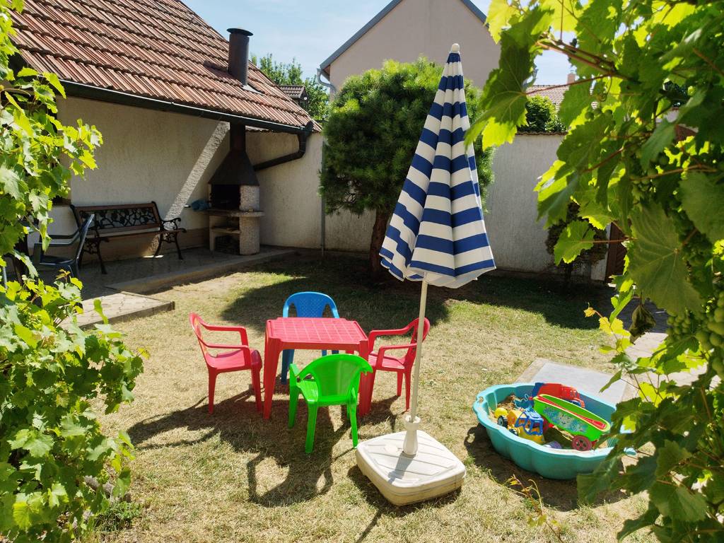 Cottage Lucie - garden with sitting and BBQ