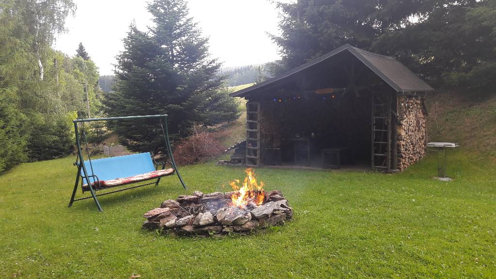 Grillhütte mit Feuerstelle