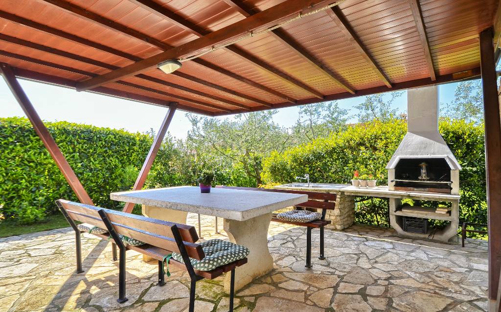 Große überdachte Terrasse mit Grill