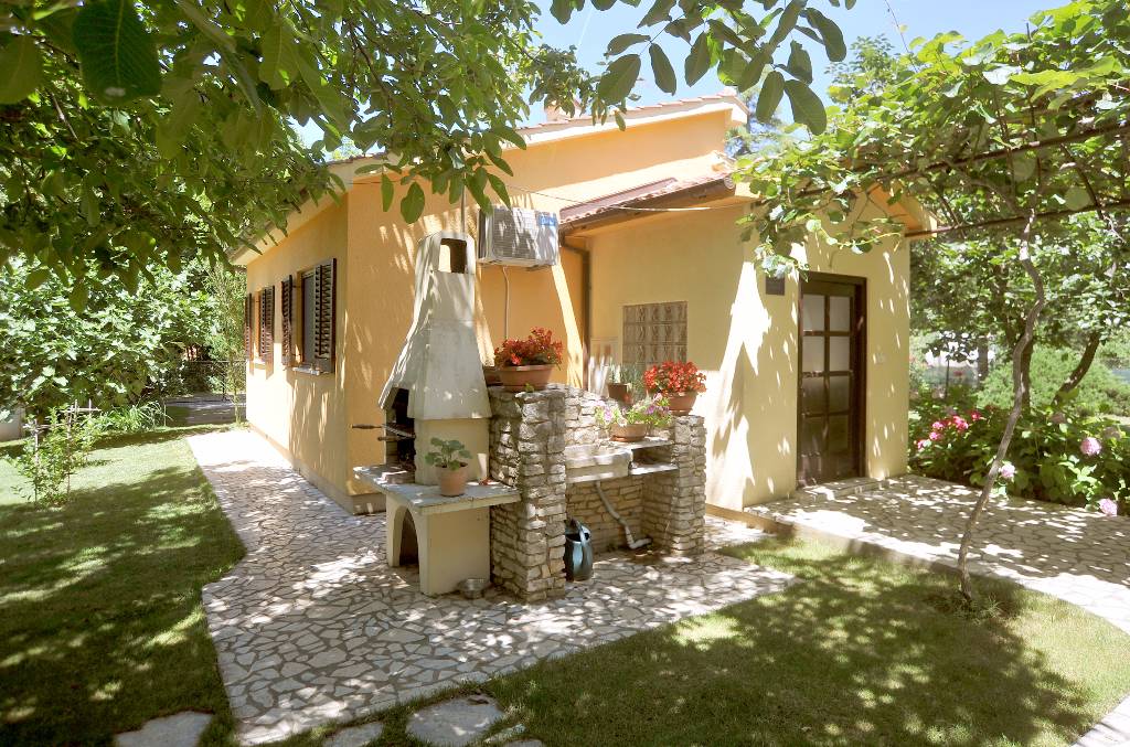 Chata, chalupa Ferienhaus Maja ist ein alleinstehendes Ferienhaus und befindet sich nur ca. 100 m vom Meer, Medulin, Istrien Südküste Medulin Chorvatsko