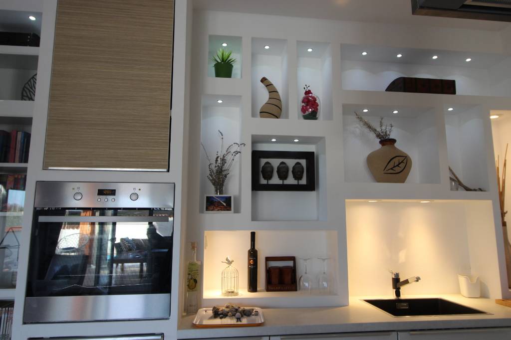 Die moderne Küche mit Induktionskochfeld, Backofen und Spülmachine ausgestattet