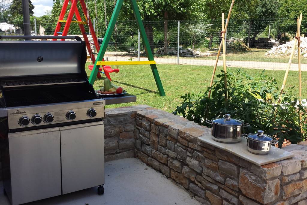 Auf der letzten Terrasse gibt es einen Gasgrill, wo man zum Sumpf essen kann (Gemüse, Fleisch ...)