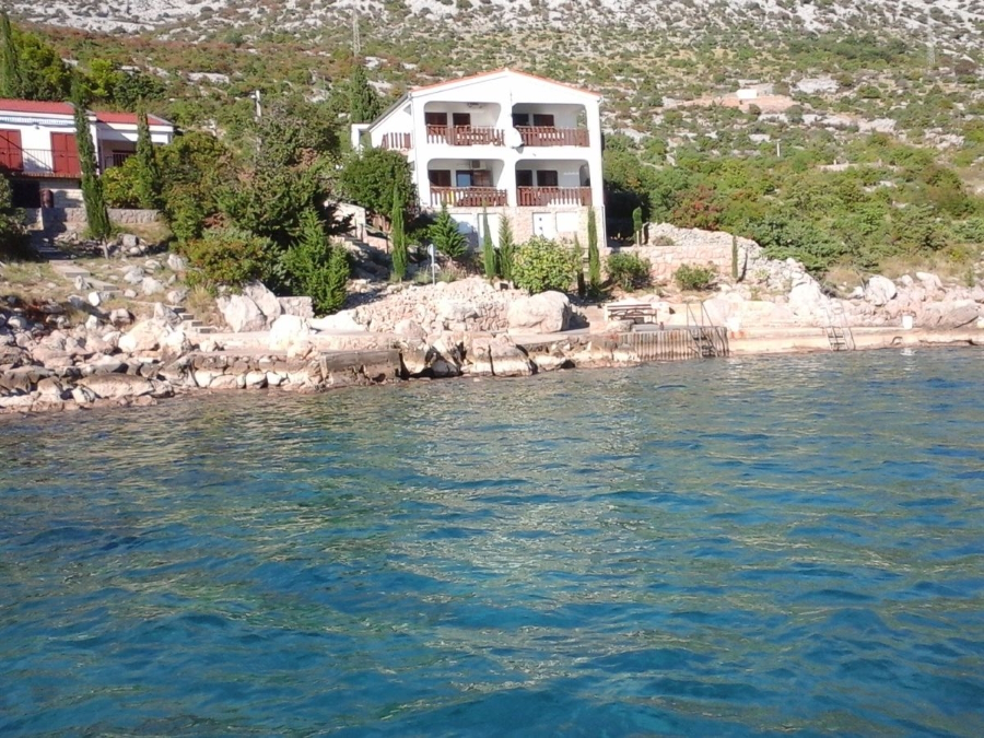 Blick vom Meer auf das Ferienhaus.