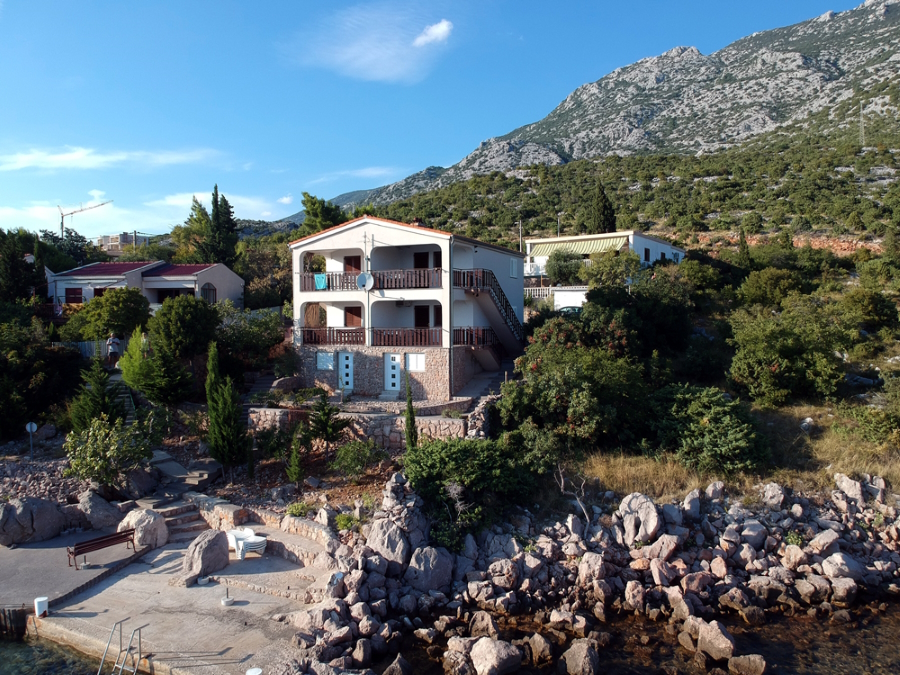 Vorderseite des Ferienhauses mit privatem Strand