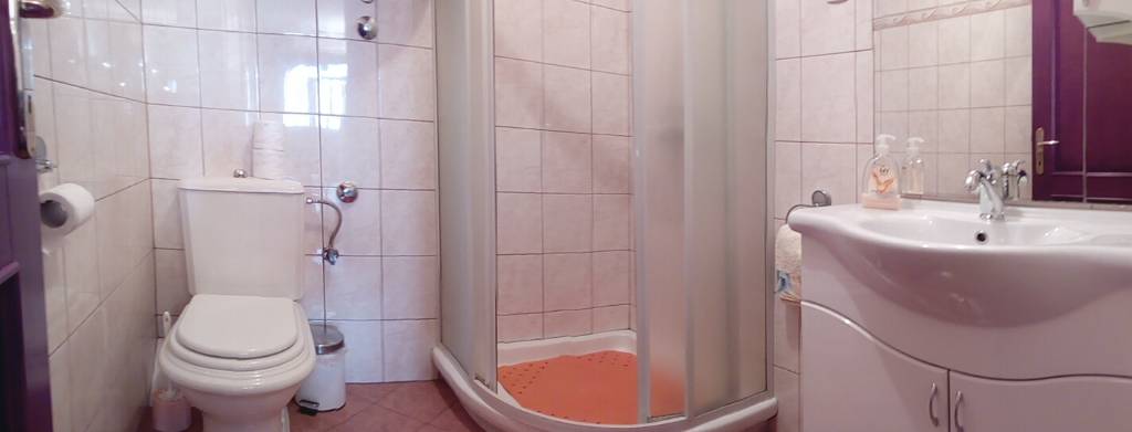 Badezimmer b, 1. Stock