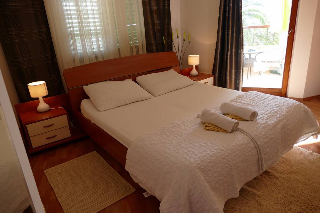 Schlafzimmer mit Balkon und Meerblick