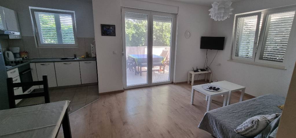 Kitchen with dining area & lounge
