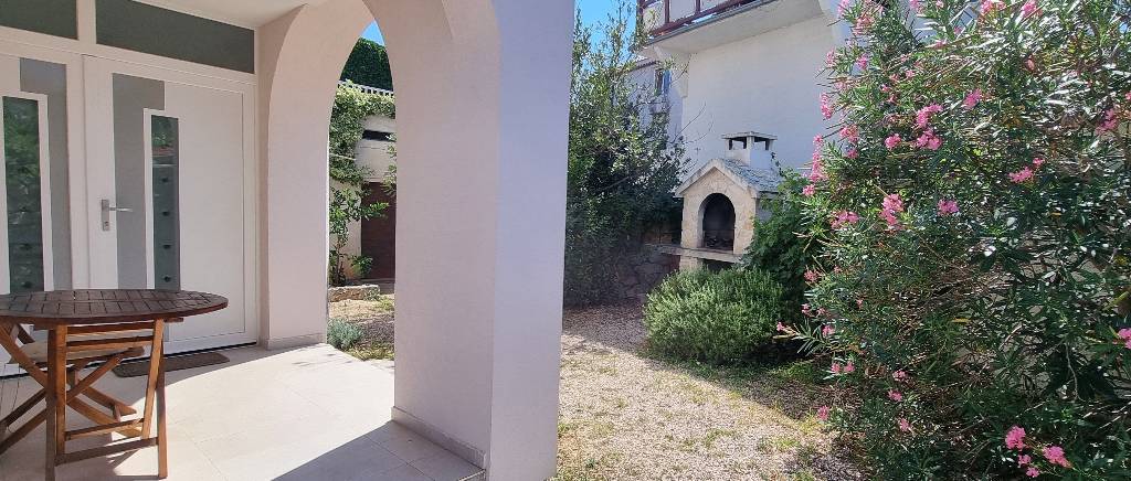 Entrance and grill area