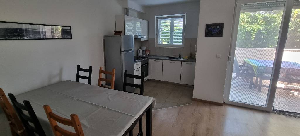 Kitchen & dining area