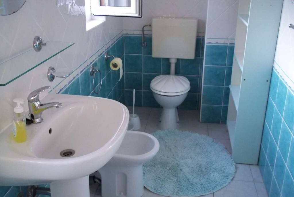 Das Badezimmer im 1.Stock. (mit dem Bidet und Dusche)