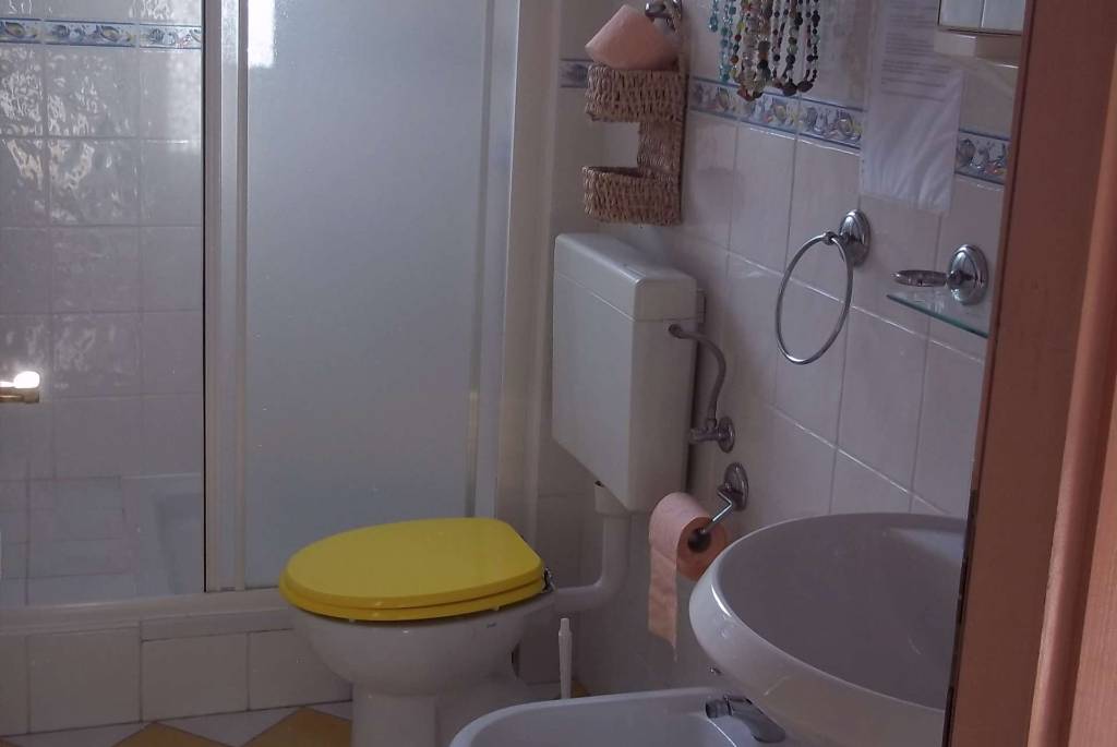 Das Badezimmer im Erdgeschoss mit Bidet und Dusche