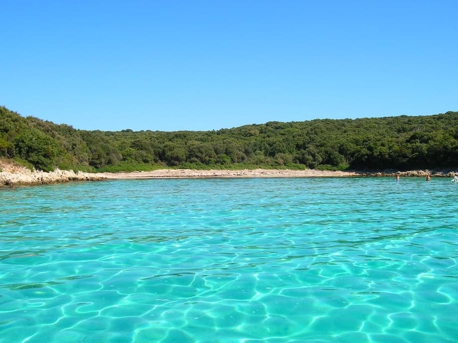 Ein schöner 2km Wanderweg  zum türkisen Sandstrand Pernastica