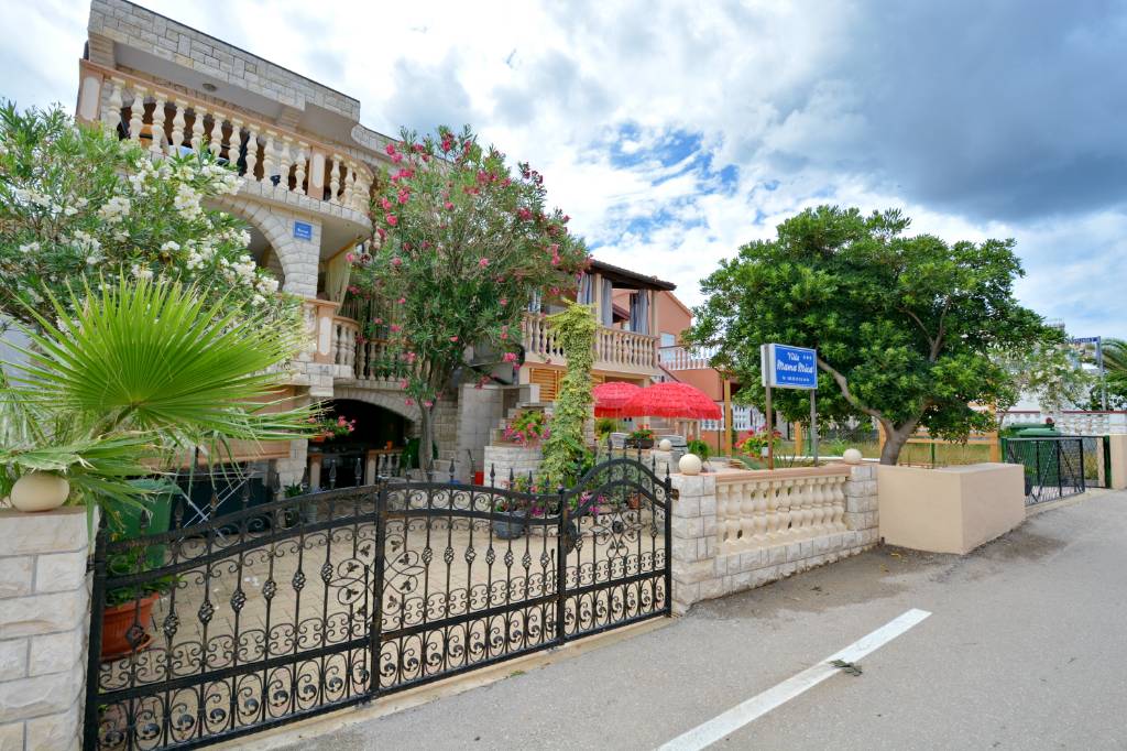 Apartmán Ferienvilla Villa Mama Mica, mit 4 App, ideal für Familienurlaube, Vir, Norddalmatien Insel Vir Chorvatsko