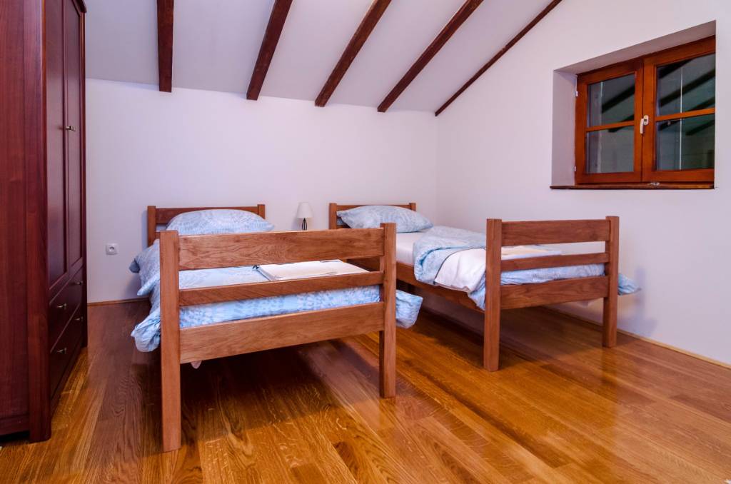 Schlafzimmer mit zwei Einzelbeten