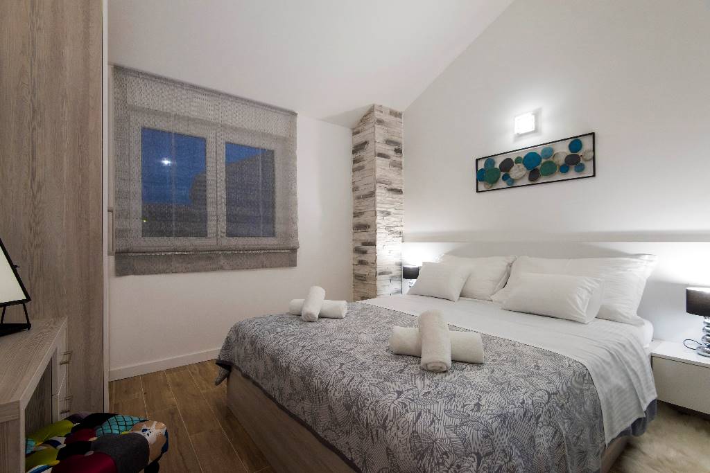 Room 3: double bed, satellite TV, air condition, floor heating, en suite bathroom.