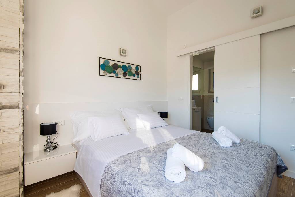 Room 3: double bed, satellite TV, air condition, floor heating, en suite bathroom.