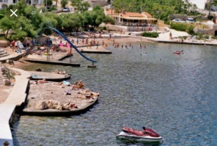 A beach in the center of Vinjerac