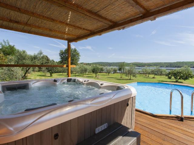 Ferienhaus in Pomer, Premantura mit Whirlpool, Boot, Pool