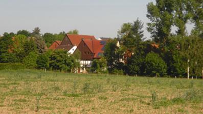 Haus aus der Distanz vom Feld aus gesehen