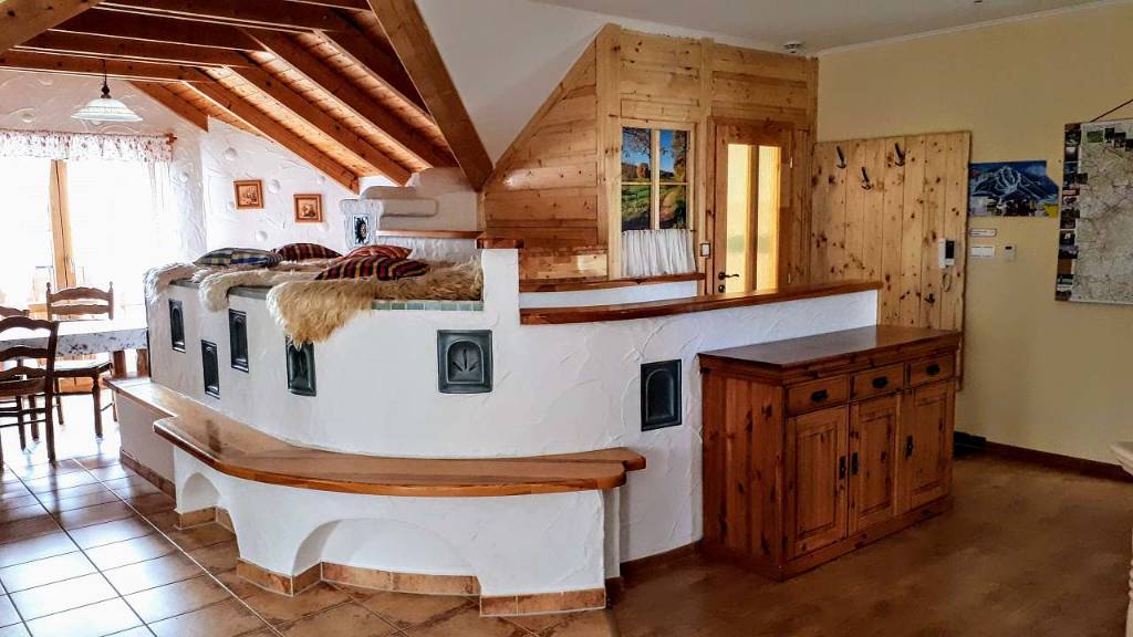 Dachgeschoss - Ofen mit Schlafmöglichkeit