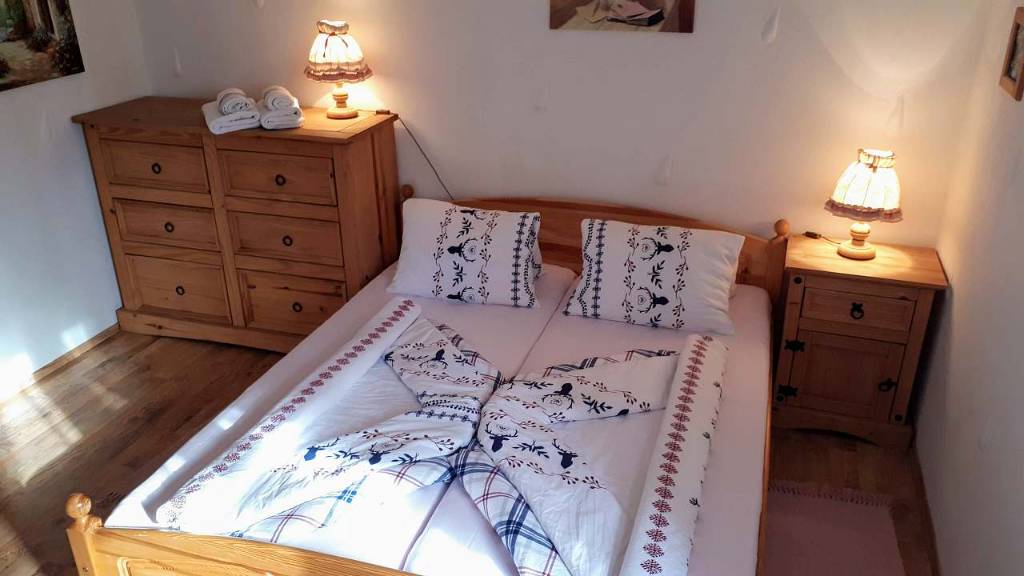 Erdgeschoss - Schlafzimmer mit 2 Betten + Aufbettung