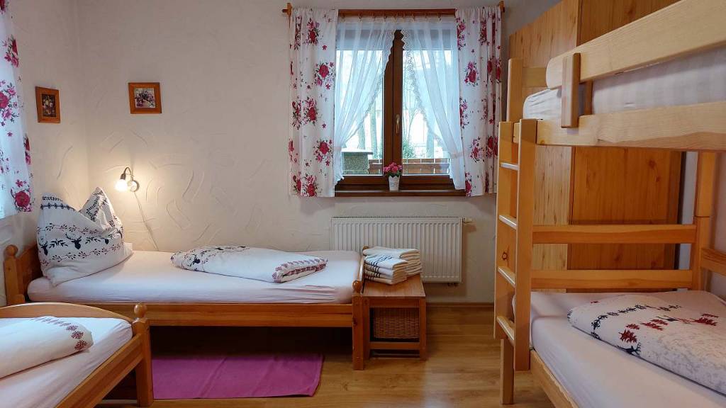 Erdgeschoss - Schlafzimmer mit 2 Einzelbetten und Etagenbett