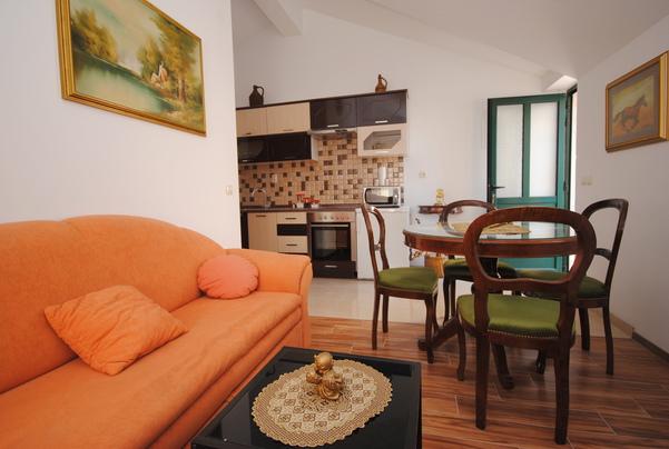 Küche und Wohnzimmer mit einem großen Schlafsofa für zwei Personen