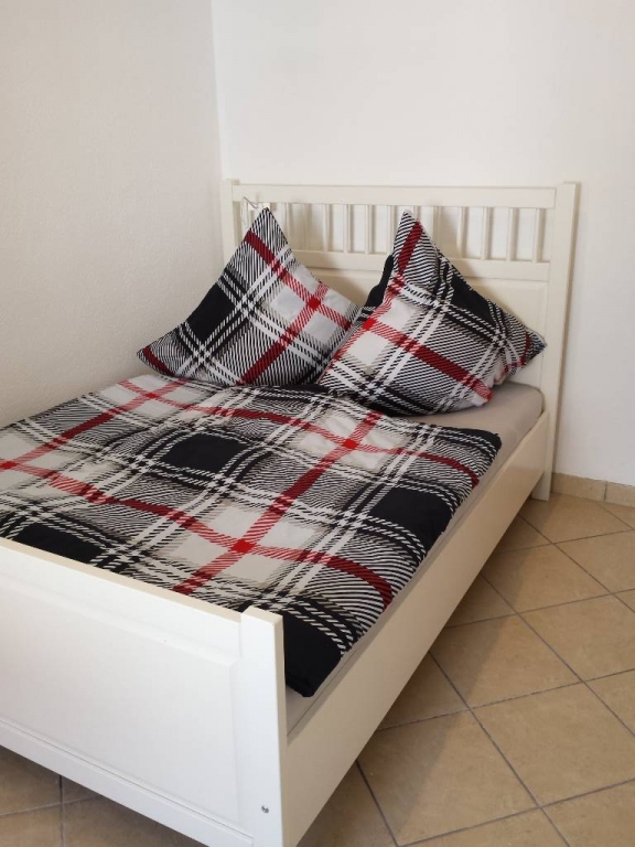 Schlafzimmer mit französischem Bett 140 cm x 200 cm mit eigenem Fernseher mit Satellitenanschluss in Blieskastel