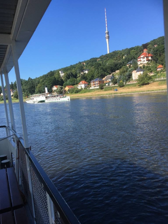 Blick auf Fernsehturm von ELbfähre