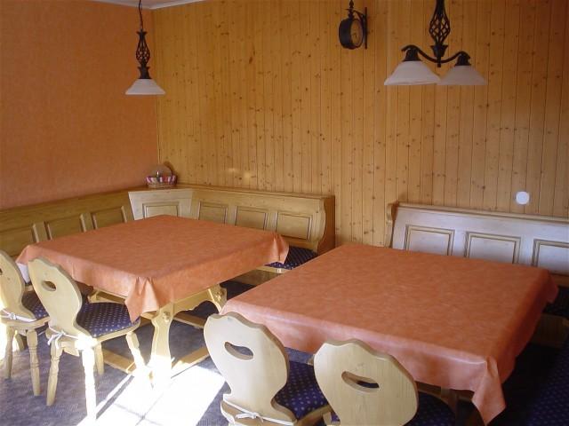 Esszimmer mit rustikalen Sitzgruppen