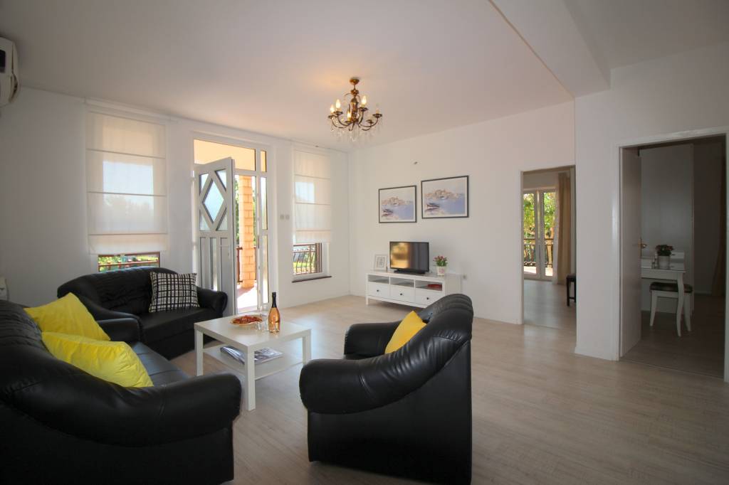 Wohnzimmer mit Sat TV