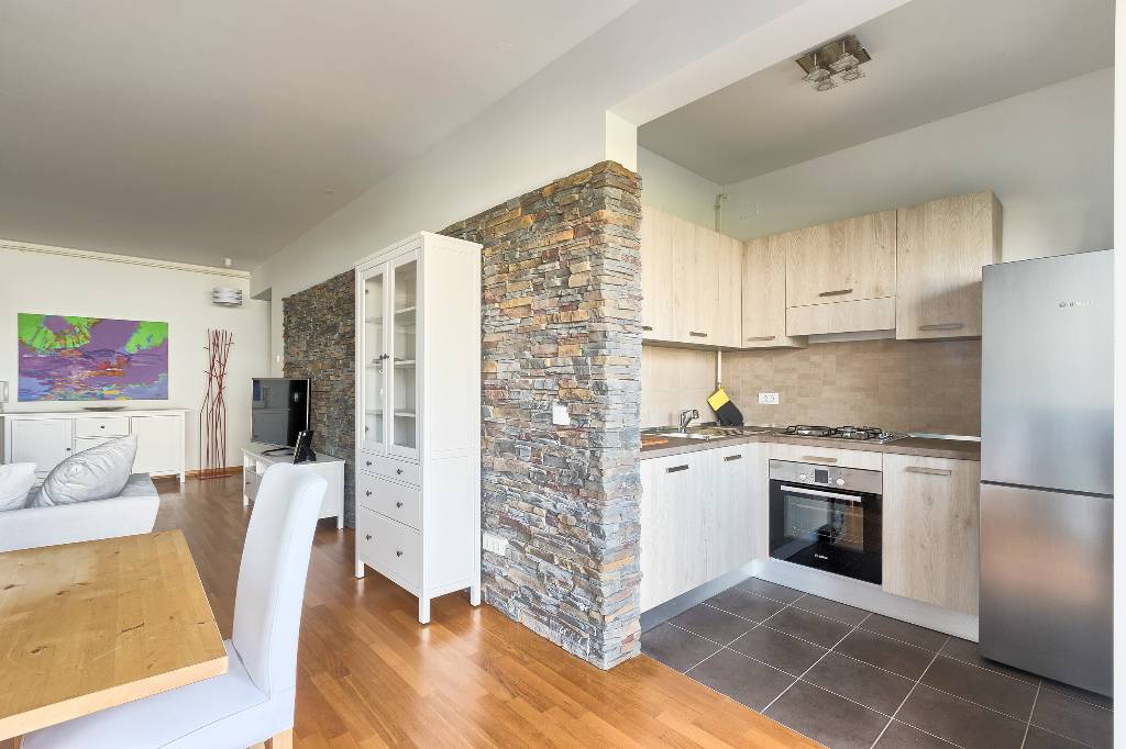 Wohnzimmer und Küche / Living room and kitchen