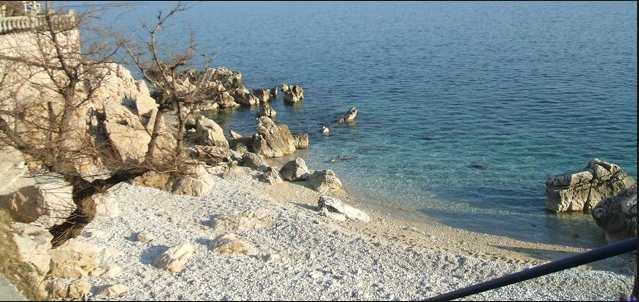 Bucht am felsigen Strand