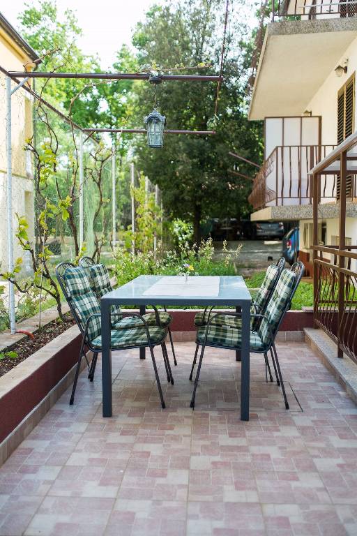 TERASA SA ROŠTILJEM