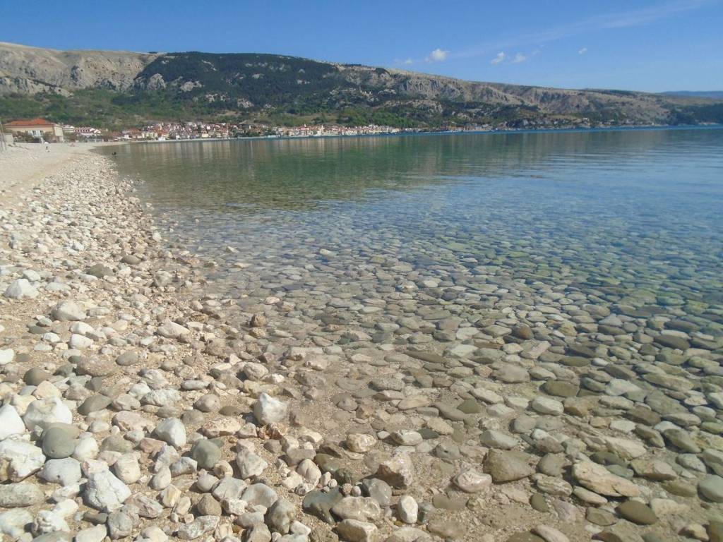 Naturkiesstrand 2 km + ein Dutzend weiterer schöner Strände in unmittelbarer Nähe