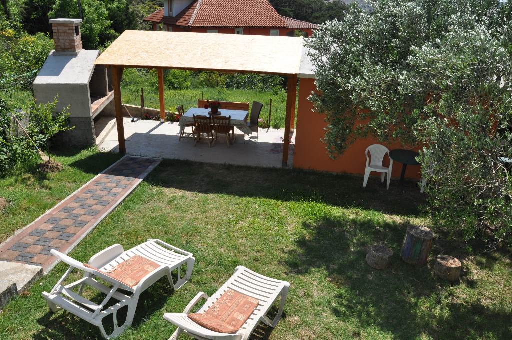 Garten mit Grill, Liegestuehle...
