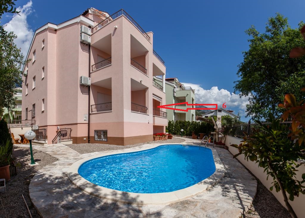 Apartmán Villa mit Pool 70 m zum Strand am Meer, hat zwei Ein-Zimmer-Wohnungen und 4 Zwei-Zimmer-Wohnungen,, Promajna, Mitteldalmatien Baska Voda Chorvatsko